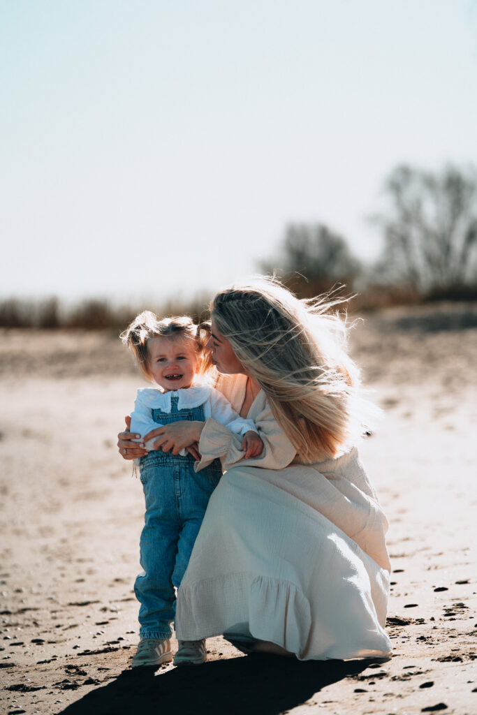 Moeder met kind op strand